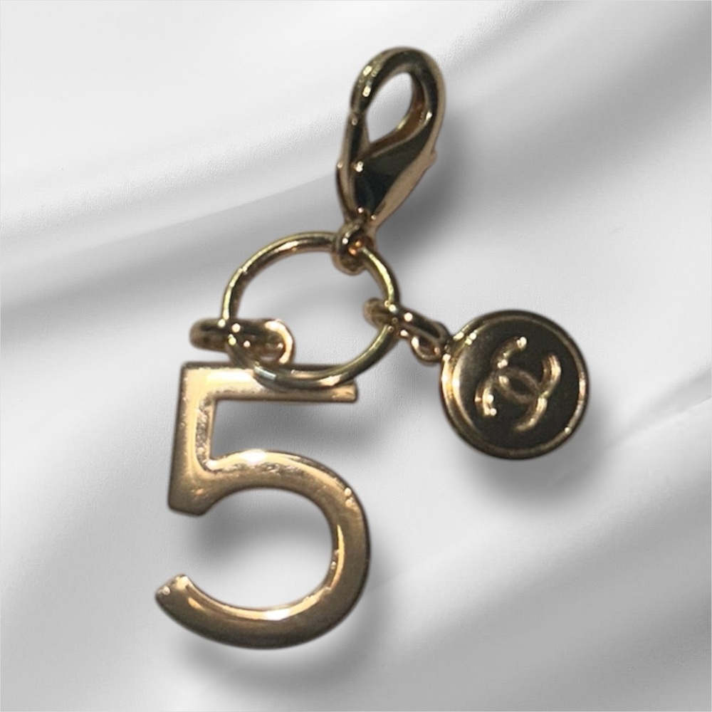 🅒🅗🅐🅝🅔🅛▪️ Gold Number 5 Charm